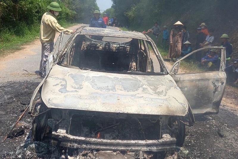 Nghệ An: Xe ô tô bốc cháy khi đang lưu thông trên đường, 5 người kịp thoát chết