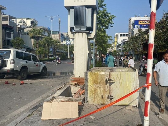 Quảng Ninh: Xe y tế đâm vào trụ điện, tài xế tử vong