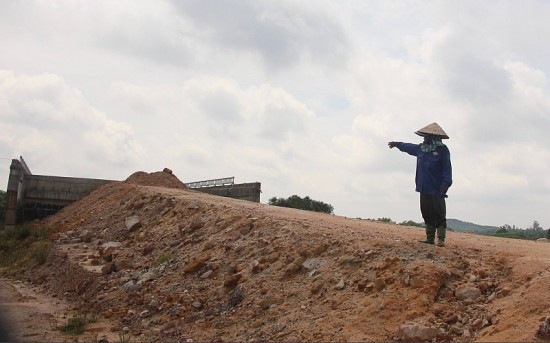 Quảng Nam: Dự án đường tránh lũ hàng trăm tỷ đồng “đứng bánh” do đâu?
