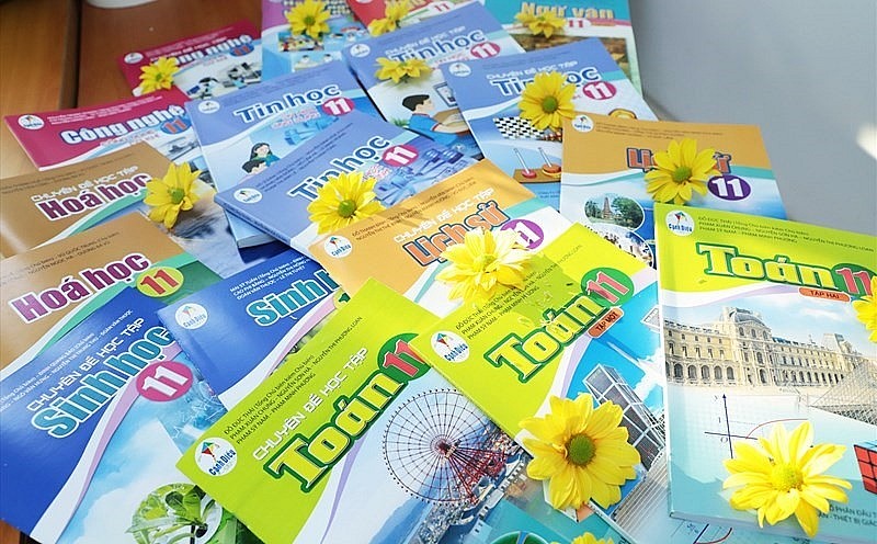 Sách giáo khoa mới sử dụng cho năm học 2023 - 2024 được trưng bày tại buổi giới thiệu sách giáo khoa lớp 4, 8, 11 của các nhà xuất bản tổ chức tại Hà Nội.