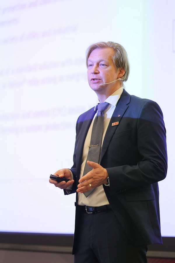 Ông Anssi Kukkonen, Chuyên gia Kỹ thuật Toàn cầu, Ban Trạm điện phân phối Kỹ thuật số của ABB giới thiệu giải pháp SS600 trong buổi ra mắt tại Tp.Hồ Chí Minh