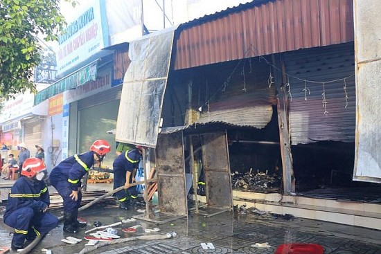 TP Hải Phòng: Cháy lớn tại một cửa hàng vật liệu xây dựng