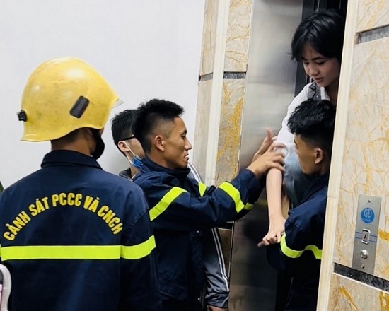 Thanh Hóa: Giải cứu thành công 4 học sinh mắc kẹt trong thang máy