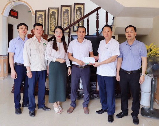 Supe Lâm Thao thăm, tặng quà cho người lao động nhân dịp Tháng Công nhân 2023