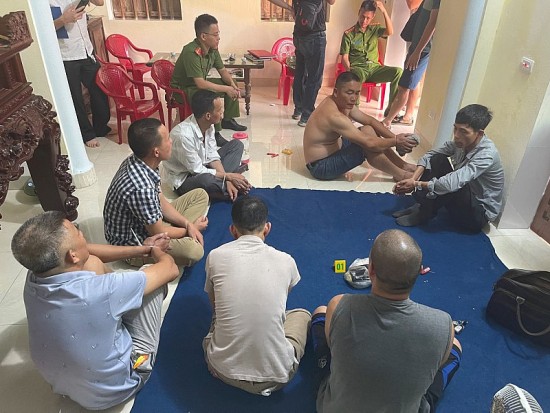 Quảng Ninh: Khởi tố 7 đối tượng về tội đánh bạc