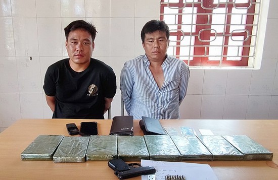 Hai người Lào mang "vũ khí nóng" vận chuyển 8 bánh heroin vào Việt Nam