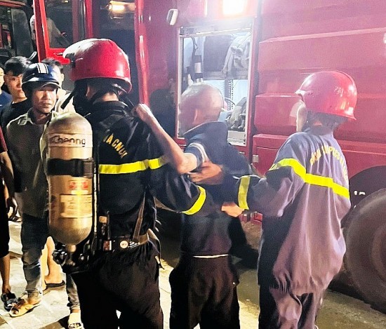 Giải cứu người đàn ông ở Thanh Hóa “cố thủ” trong ngôi nhà đang bốc cháy