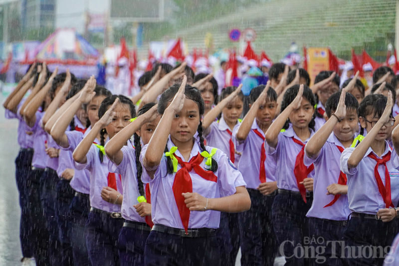 Nha Trang: Hàng nghìn học sinh “đội mưa” diễu hành nghi thức Đội, múa dân vũ