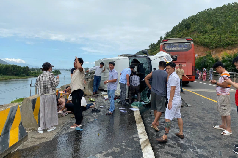 2 xe khách va chạm trên cao tốc La Sơn - Túy Loan, ít nhất 5 người thương vong