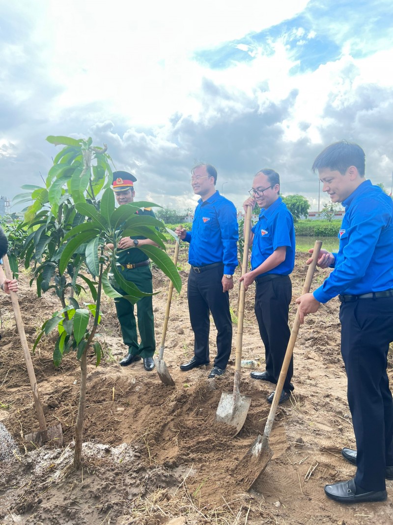 Các đại biểu tham gia hoạt động trồng cây tại Khu lưu niệm hà bác học Lê Quý Đôn, xã Độc lập ( Hưng Hà )