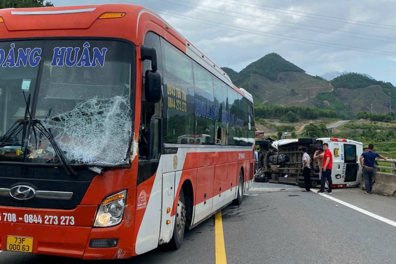 Tạm giữ tài xế khách 45 chỗ gây tai nạn giao thông nghiêm trọng trên cao tốc La Sơn – Túy Loan