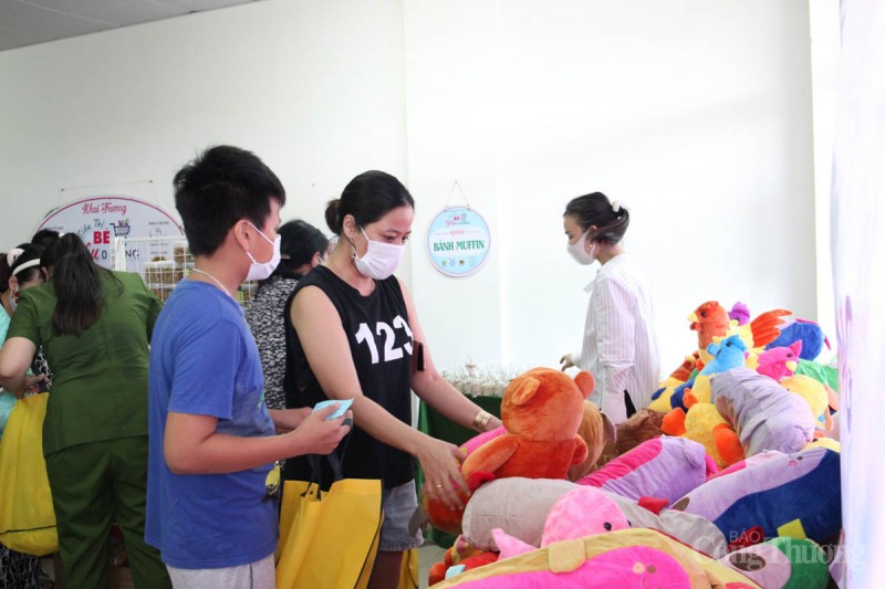 Tết Thiếu nhi sớm cho các em nhỏ tại bệnh viện Phụ sản Nhi Đà Nẵng