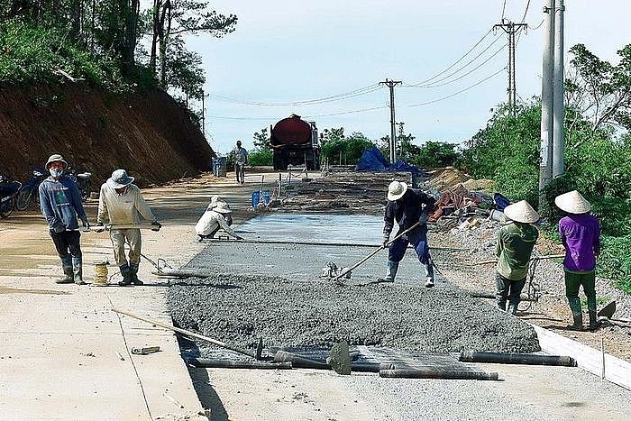 Người dân huyện Kbang (Gia Lai) làm đường giao thông nông thôn.