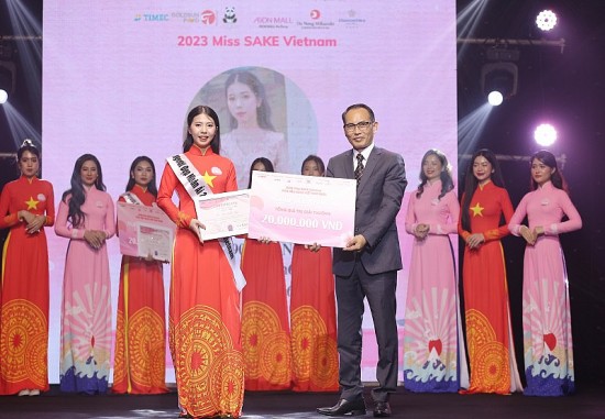 Người đẹp nhân ái Miss Sake VietNam 2023 dành phần thưởng cho Quỹ “Cùng em đến trường” để hưởng ứng ngày 1/6