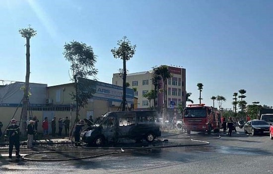 TP Hải Phòng: Ôtô 16 chỗ bất ngờ bốc cháy dữ dội trên đường