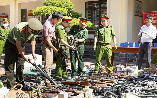 Hà Tĩnh: Tiêu hủy 114 khẩu súng, vật liệu nổ do người dân giao nộp