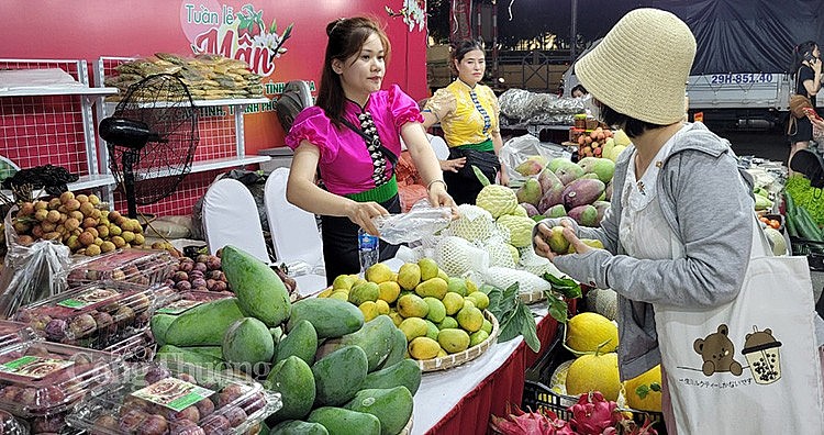 Người tiêu dùng mua sắm nông sản, trái cây tại Tuần lễ