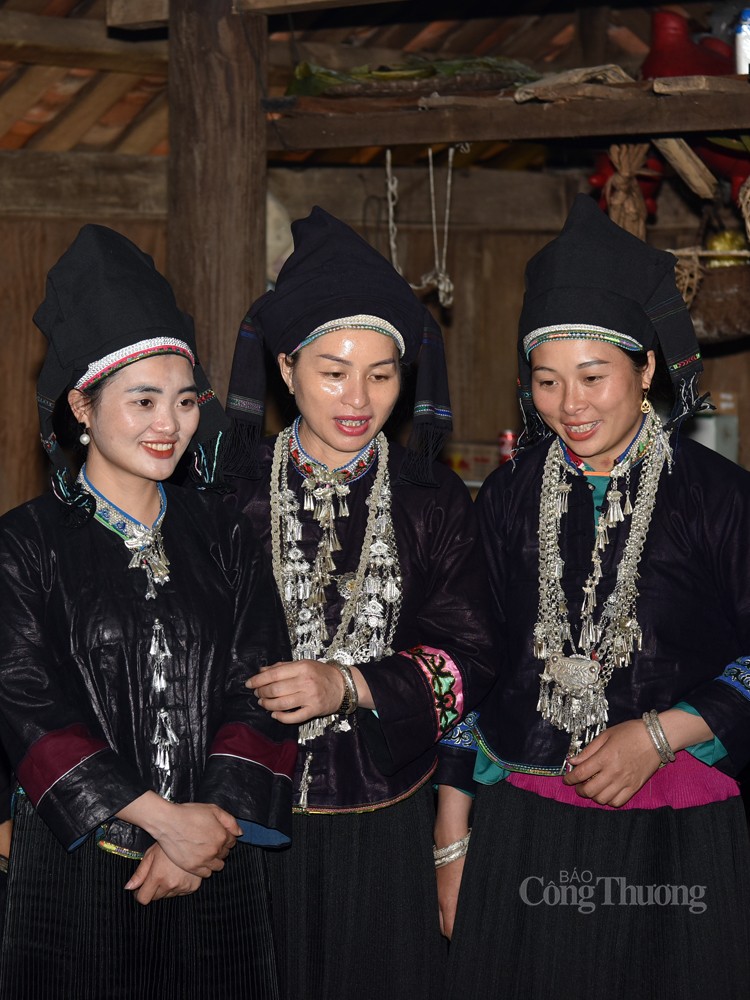 Nét đẹp trong trang phục của đồng bào dân tộc Cống bản Tắng Ngá, xã Nậm  Chà, huyện Nậm Nhùn, tỉnh Lai Châu