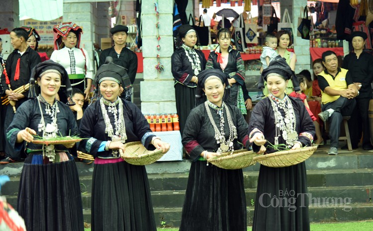 Nét trang trọng trong trang phục truyền thống phụ nữ Nùng Dín