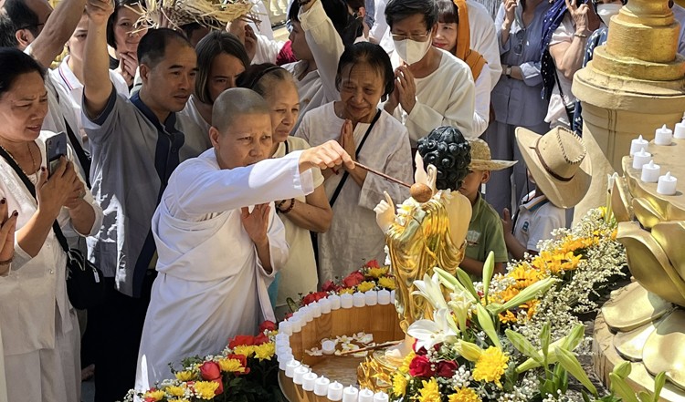 Đông đảo tăng ni, phật tử tham dự lễ Phật đản tại Làng Văn hóa