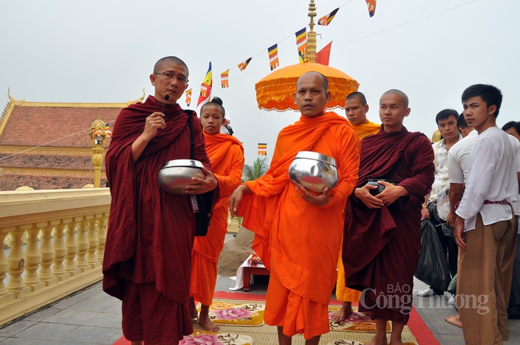 Đông đảo tăng ni, phật tử tham dự lễ Phật đản tại Làng Văn hóa