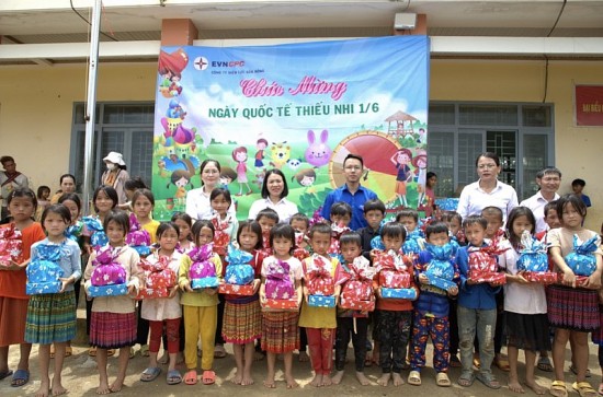 Công ty Điện lực Đắk Nông: Mang niềm vui đến trẻ em vùng sâu, vùng xa