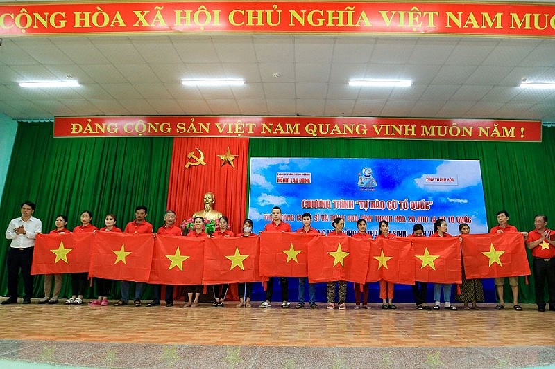 Trao tặng 20.000 lá cờ Tổ quốc cho cán bộ, chiến sĩ và đồng bào tỉnh Thanh Hoá