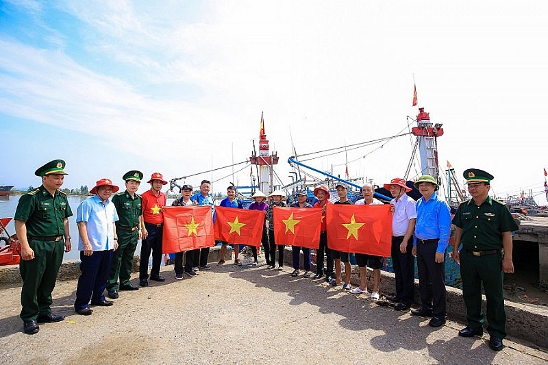Trao tặng 20.000 lá cờ Tổ quốc cho cán bộ, chiến sĩ và đồng bào tỉnh Thanh Hoá