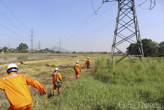 Những "chiến binh áo cam" bảo đảm dòng điện thông suốt trong nắng đổ lửa xứ Nghệ