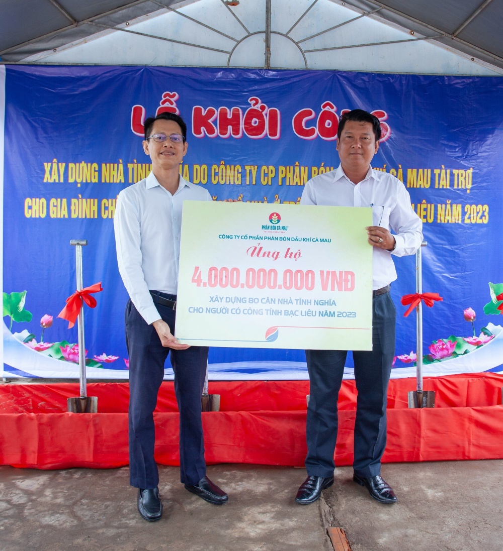 Ông Trần Chí Nguyện (bên trái) - Phó TGĐ Phân Bón Cà Mau trao tặng 4 tỷ đồng xây dựng nhà tình nghĩa