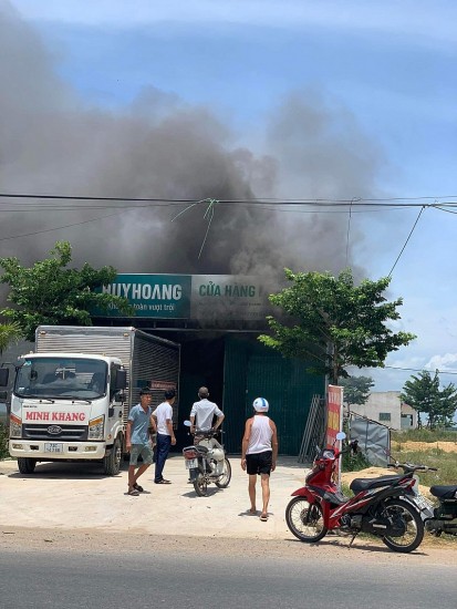 Lệ Thuỷ- Quảng Bình: Cháy lớn thiêu rụi một cửa hàng nhôm