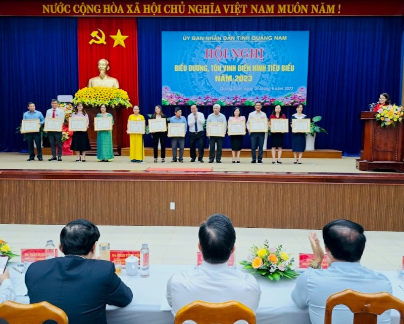 Phó Chủ tịch UBND tỉnh Nguyễn Hồng Quang trao tặng Bằng khen cho đại diện Công ty Thủy điện Sông Bung, ông Vương Thành Chung – Phó Giám đốc Công ty (thứ 1, bên trái sang)