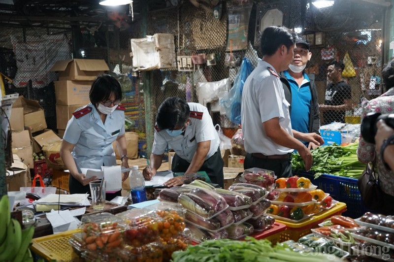 "Nóng" chuyện an toàn thực phẩm: Bảo vệ người tiêu dùng bằng cách nào?