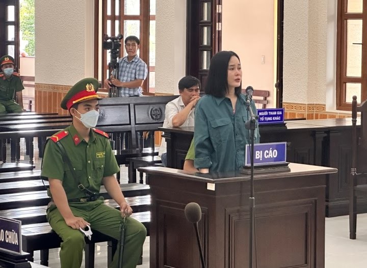 Lãnh án 11 năm tù, hotgirl "Tina Dương" khóc nức nở tại tòa