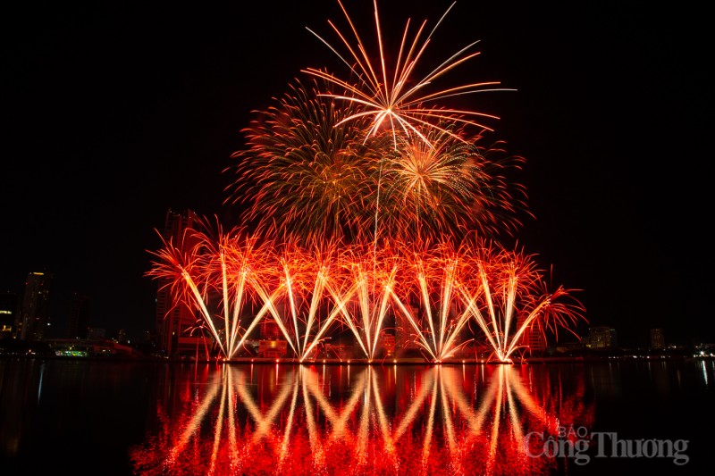 Lễ hội pháo hoa quốc tế Đà Nẵng 2023: Pháp, Canada tô điểm sắc màu lung linh trên sông Hàn