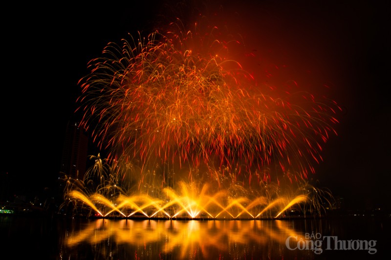 Lễ hội pháo hoa quốc tế Đà Nẵng 2023: Pháp, Canada tô điểm sắc màu lung linh trên sông Hàn