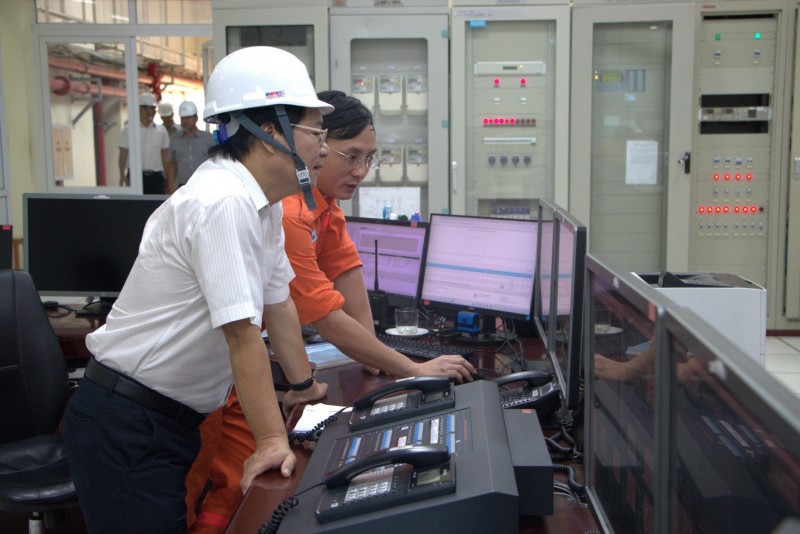 Ông Trần Văn Dư – Phó Tổng Giám đốc trực tiếp kiểm tra kỹ thuật vận hành tại Nhà máy.