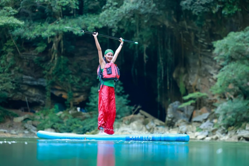 Hoa hậu H'hen Niê hào hứng với hành trình chinh phục hang động ở Quảng Bình