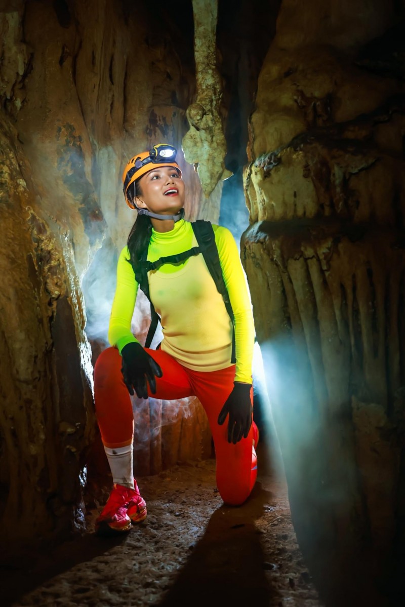 Hoa hậu H'hen Niê hào hứng với hành trình chinh phục hang động ở Quảng Bình