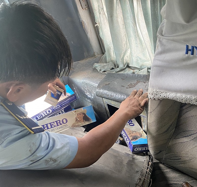 Kiên Giang: Phát hiện thuốc lá điếu nhập lậu cất giấu dưới hầm ô tô khách