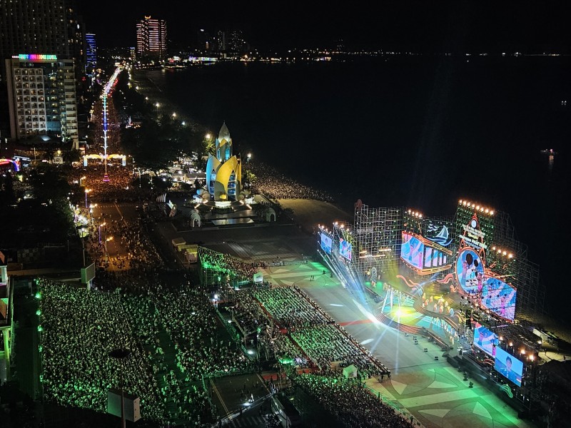 Festival Biển Nha Trang 2023 thu hút hơn 600.000 lượt khách. Ảnh: C.Đ