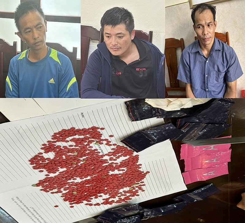Công an tỉnh Thanh Hóa đã bắt giữ 3 đối tượng (từ trái qua phải): Tiến, Khanh, Nhận và số ma túy thu giữ.