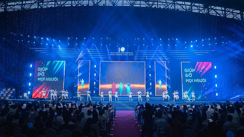Hàng nghìn ánh đèn Flash trong Lễ kỷ niệm 10 năm thành lập New Image Việt Nam
