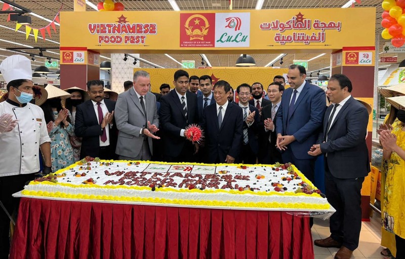 Đại sứ Nguyễn Mạnh Tuấn và các đại biểu khai mạc Lễ hội quảng bá nông sản và thực phẩm Việt Nam tại hệ thống siêu thị Lulu, UAE