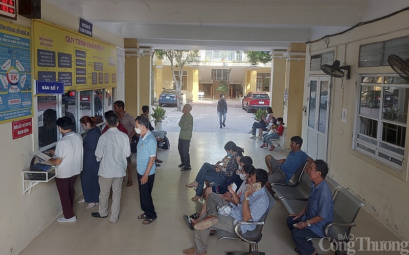 Người dân đến thăm khám tại Bệnh viện Da liễu Nghệ An.