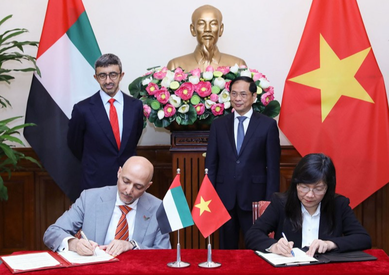 Trong khuôn khổ cuộc Hội đàm, hai Bộ trưởng đã chứng kiến lễ ký kết Bản ghi nhớ hợp tác giữa Học viện Ngoại giao Việt Nam và Học viện Ngoại giao UAE Anwar Gargash