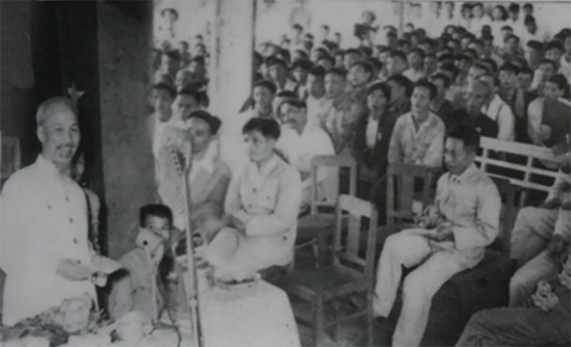 Bác Hồ nói chuyện với Hội nghị cán bộ tỉnh Hà Tĩnh nhân dịp Bác về thăm tỉnh Hà Tĩnh ngày 15-6-1957. Ảnh tư liệu