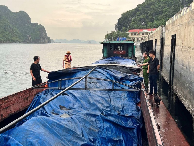 Tàu vỏ thép chở gần 100 tấn than không rõ nguồn gốc bị lực lượng chức năng kiểm tra, bắt giữ (Ảnh: Công an Quảng Ninh).