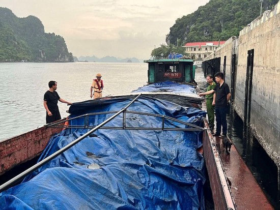 Quảng Ninh: Bắt tàu vận chuyển 100 tấn than không rõ nguồn gốc