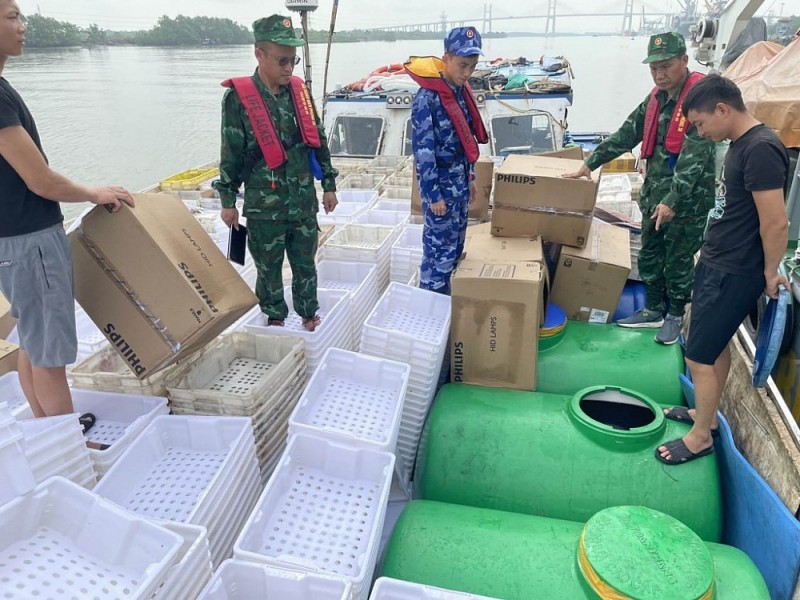 Phát hiện tàu chở 17.000 lít dầu DO trái phép trên biển giáp ranh giữa Hải Phòng - Quảng Ninh.